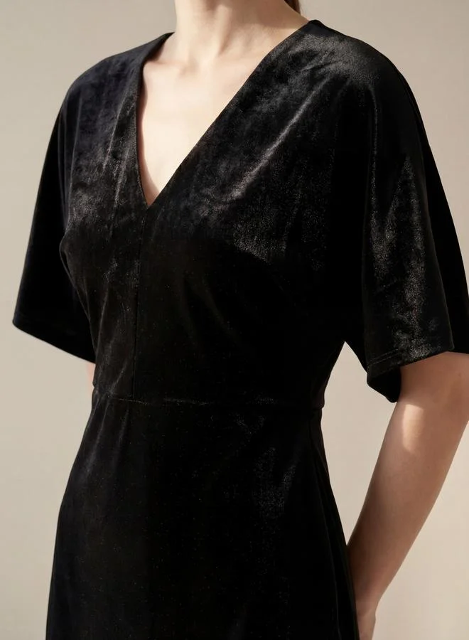 ميش فستان نسائي قصير مخملي بياقة على شكل حرف  باللون الأسود